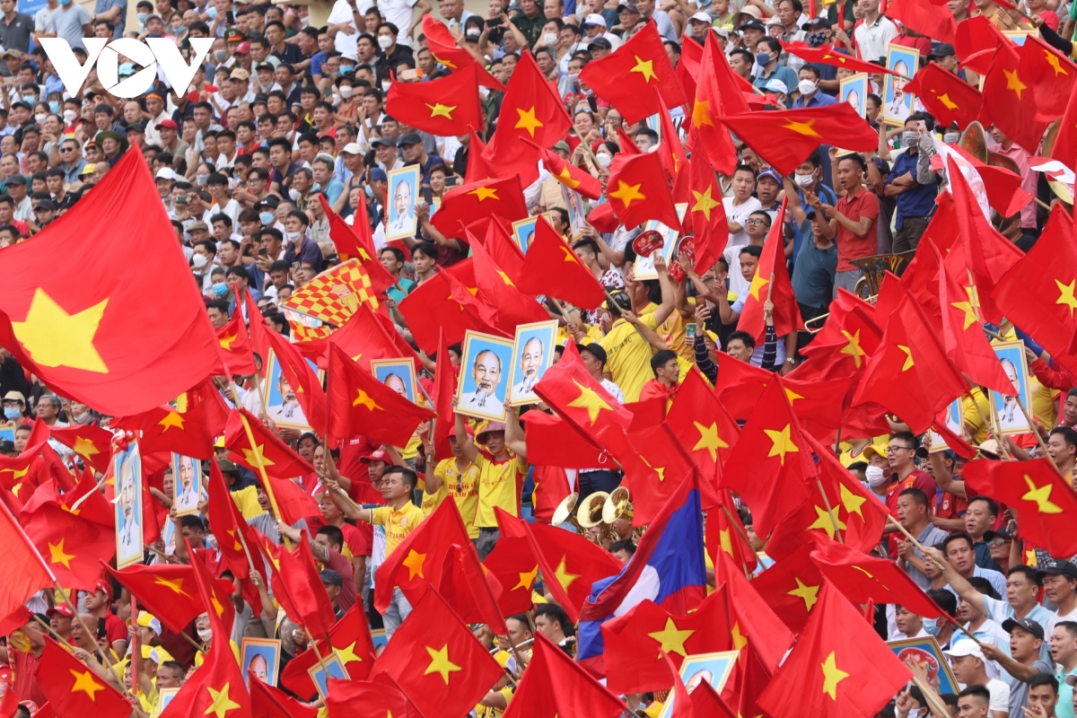 Sân Thiên Trường đông nghẹt, khán đài rợp cờ đỏ trong trận U23 Thái Lan - U23 Indonesia